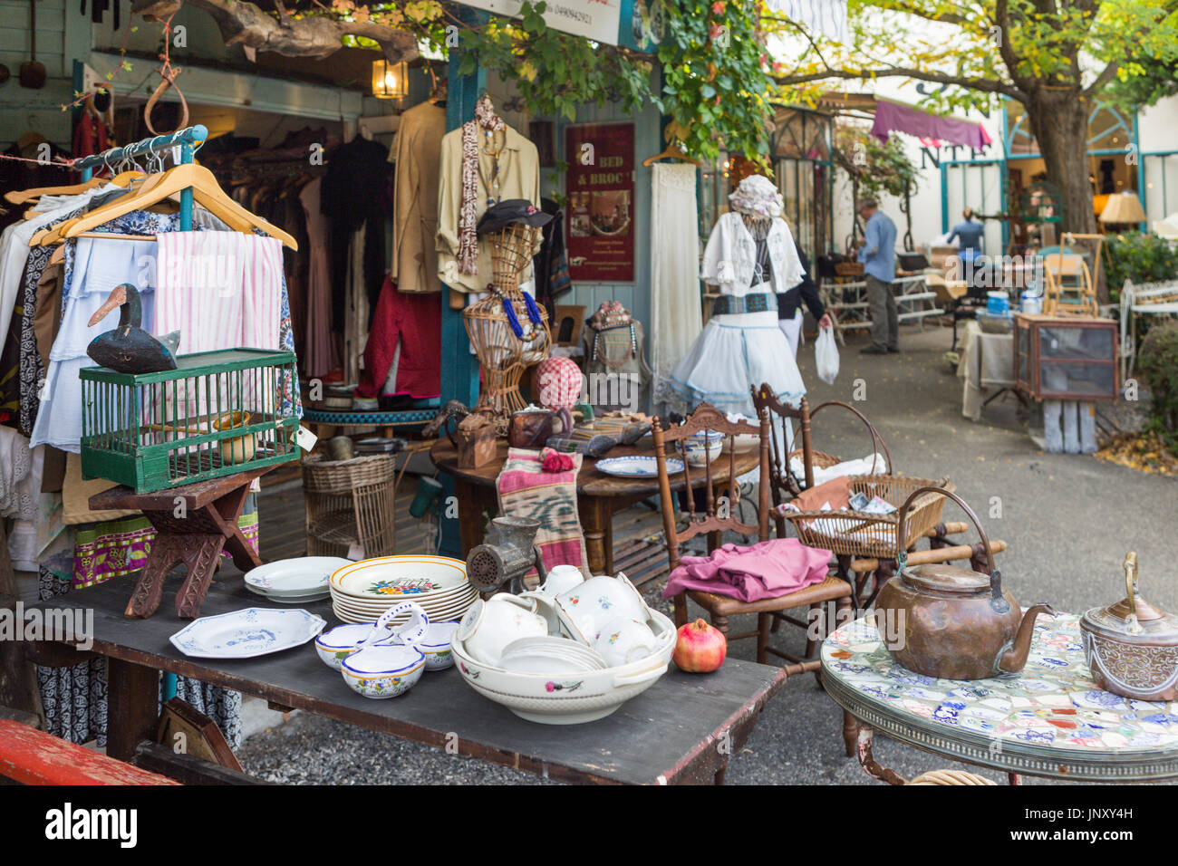 Isle-sur-la-Sorgue, en Provence, France - le 9 octobre 2015 : Affichage à  l'extérieur de la boutique d'antiquités à l'Isle-sur-la-Sorgue, en Provence  France. Isle-sur-la-Sorgue est célèbre pour ses boutiques d'antiquités et  brocante Photo