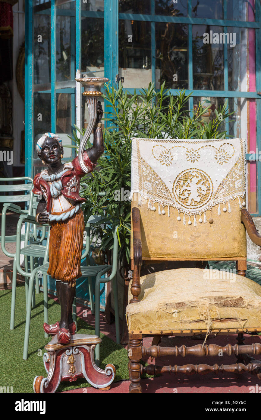 Isle-sur-la-Sorgue, en Provence, France - le 9 octobre 2015 : affichage extérieur les magasins d'antiquités à l'Isle-sur-la-Sorgue, en Provence France. Isle-sur-la-Sorgue est célèbre pour ses boutiques d'antiquités et brocante. Banque D'Images