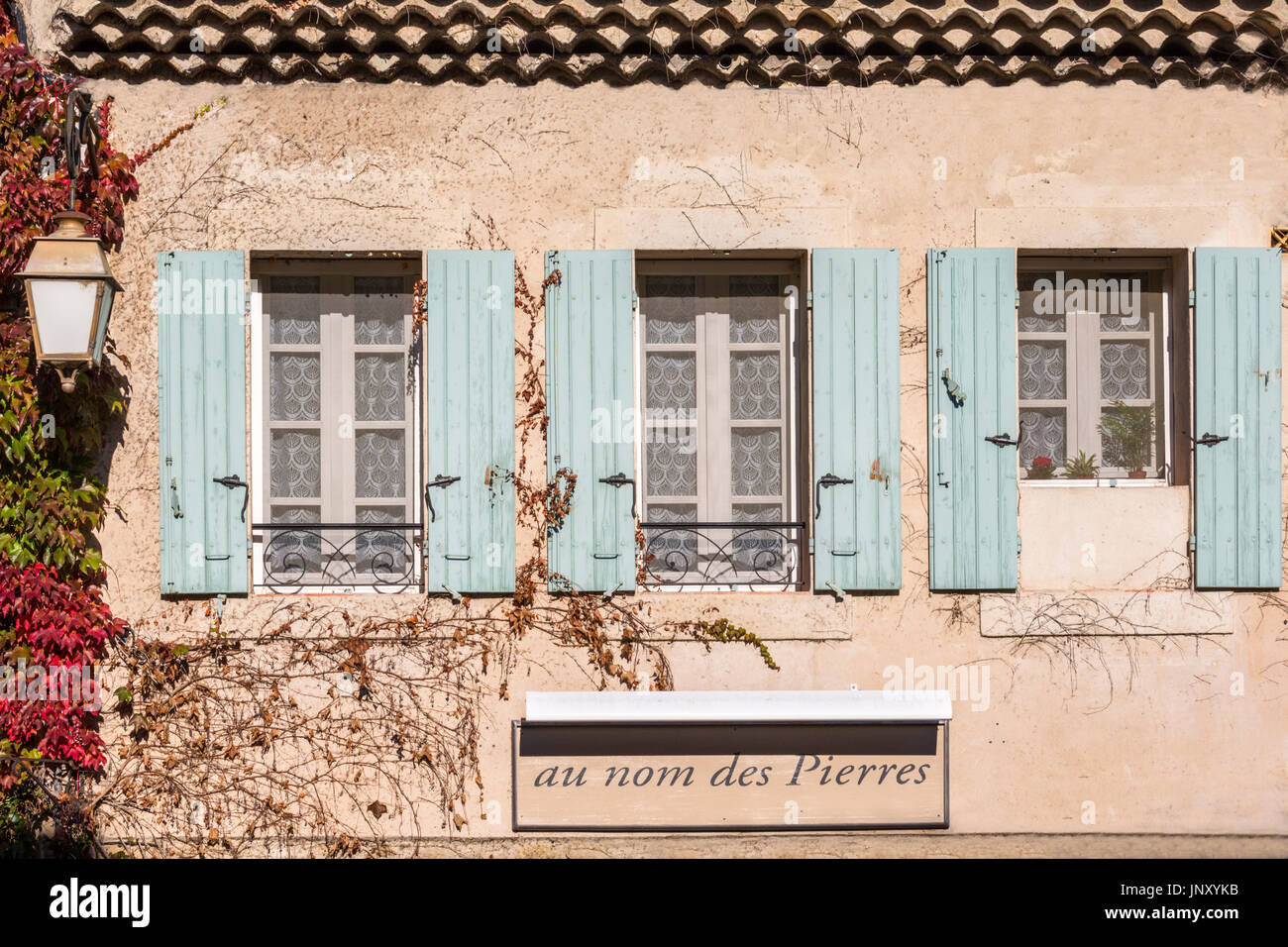 Lourmarin, Luberon, Provence, France - le 9 octobre 2015 : Façade de boutique à Lourmarin, Luberon, France. Banque D'Images