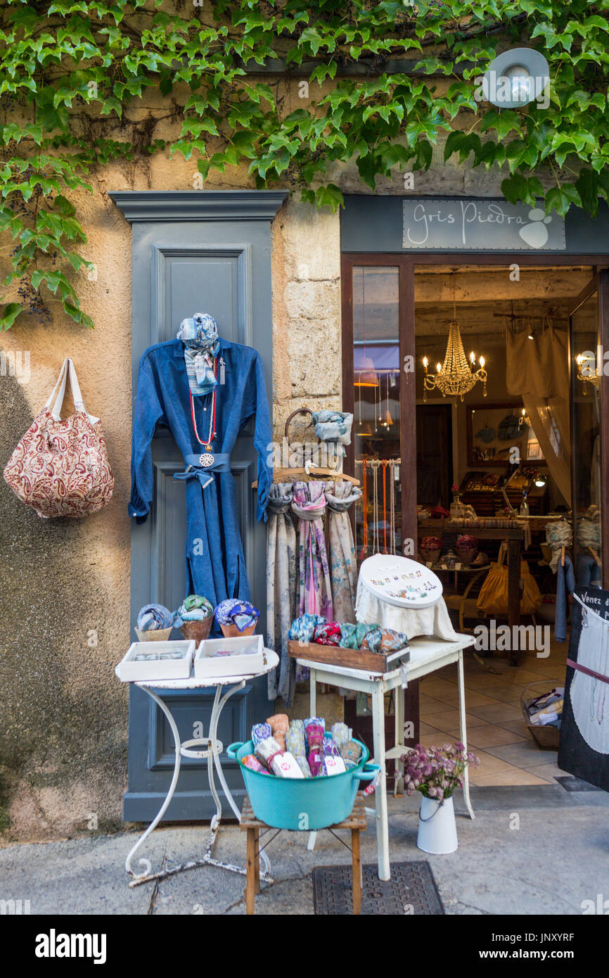 Lourmarin, Luberon, Provence, France - le 9 octobre 2015 : Magasin de vêtements extérieurs, Lourmarin, Luberon, Provence, France. Banque D'Images