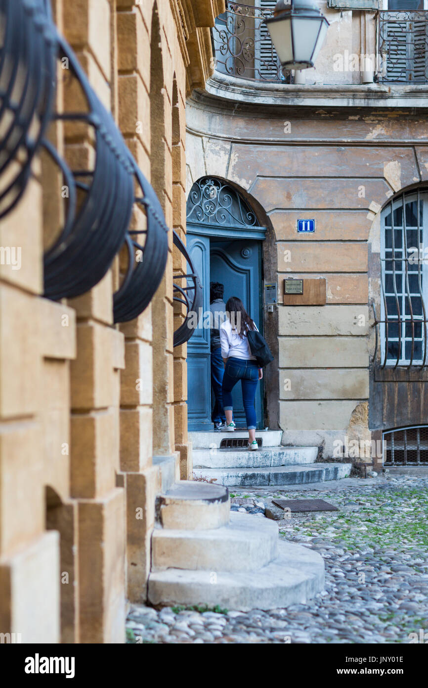 Aix-en-Provence, France - le 9 octobre 2015 : Couple walking through porte en place d'Albertas en centre-ville, Aix-en-Provence, France. Banque D'Images