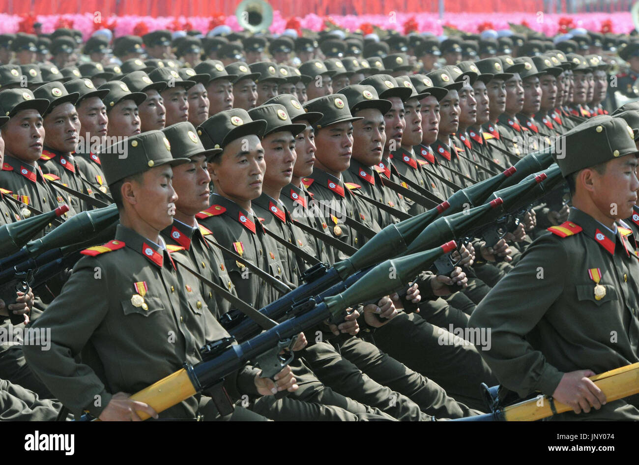PYONGYANG, Corée du Nord - mars soldats lors d'une parade militaire à Pyongyang, Kim Il Sung Square le 15 avril 2012, le centenaire de la naissance de Kim Il Sung, fondateur de l'état. (Kyodo) Banque D'Images