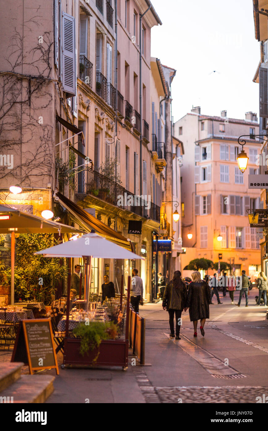 Aix-en-Provence, France - le 9 octobre 2015 : le centre-ville de scène de  rue la nuit avec des lumières, Aix-en-Provence, France Photo Stock - Alamy