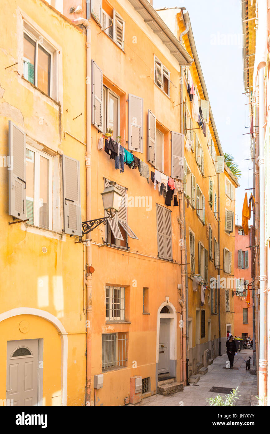 Nice, Alpes-Maritime Ministère, France - 10 octobre 2015 : femme promener son chien sur Carriera dou Gouvernou street dans le vieux Nice, sur la côte méditerranéenne de l'Alpes-Maritimes au sud-est de la France. Banque D'Images