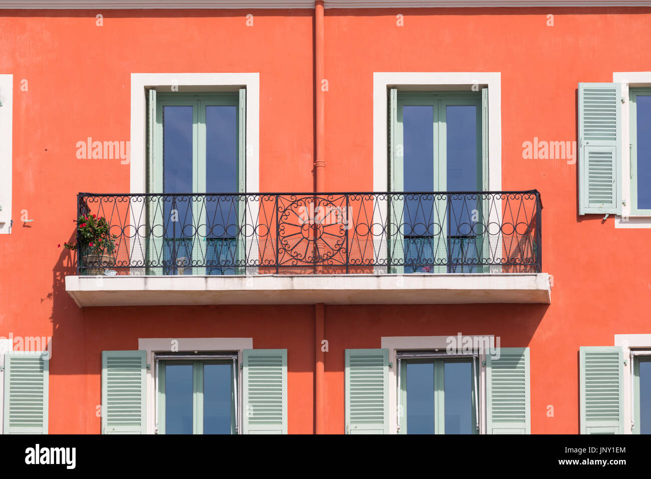 Nice, Alpes-Maritime Ministère, France - 10 octobre 2015 : des détails architecturaux, balcon, fenêtres et volets sur un immeuble dans le vieux Nice. Banque D'Images