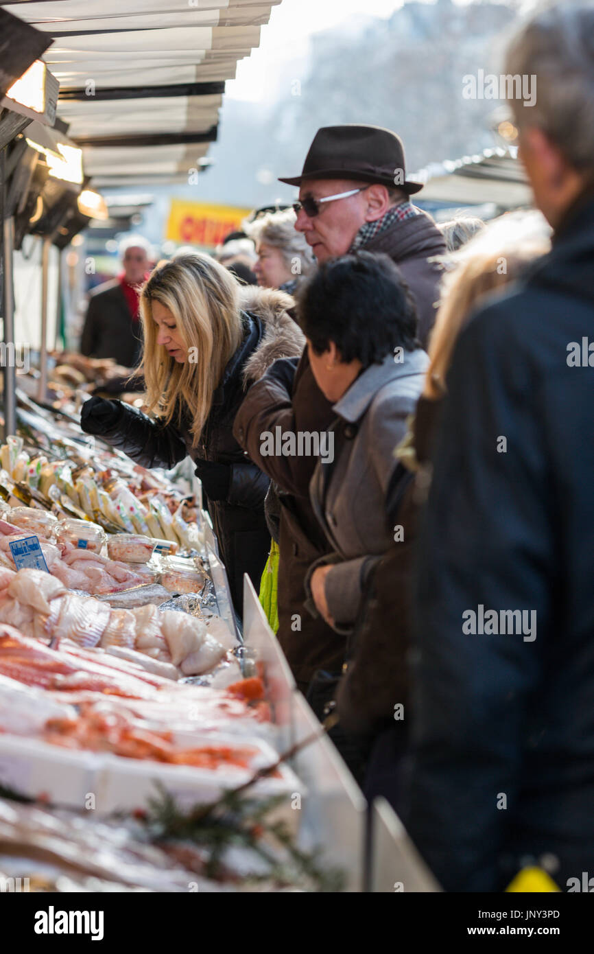 Paris. France - 27 Février 2016 : Les clients d'acheter la viande au marché Saxe-Breteuil dans le 7ème arrondissement de Paris. Banque D'Images