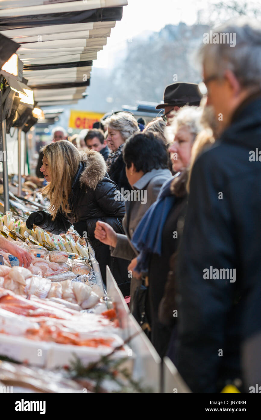 Paris. France - 27 Février 2016 : Les clients d'acheter la viande au marché Saxe-Breteuil dans le 7ème arrondissement de Paris. Banque D'Images