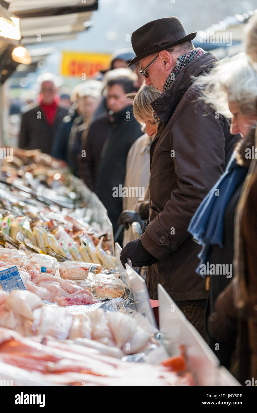 Paris. France - 27 Février 2016 : Les clients d'acheter la viande au marché Saxe-Breteuil dans le 7ème arrondissement de Paris. Banque D'Images