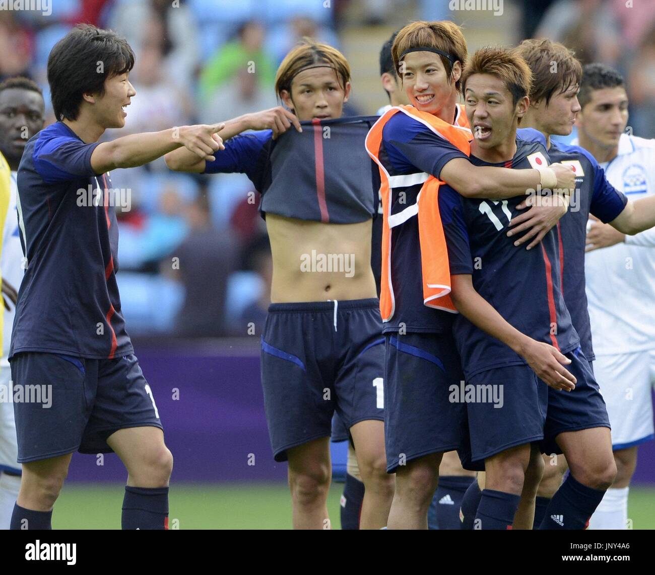 COVENTRY, Angleterre - Japon équipe nationale de soccer players (de g) Kensuke Nagai, Takashi Usami, Yuki Otsu et Hiroshi Kiyotake après un sourire de soccer Groupe D match contre le Honduras à la ville de Coventry Stadium au Jeux Olympiques de Londres de 2012 sur le 1 août 2012. Le Japon a terminé haut de groupe d après le dessin 0-0 avec le Honduras et avancé pour les quarts. (Kyodo) Banque D'Images