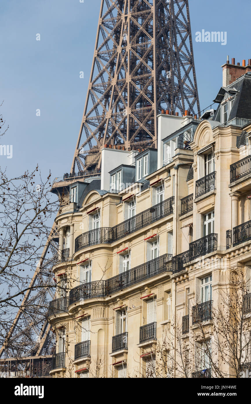 Paris. France - 27 Février 2016 : Tour Eiffel et à proximité des immeubles d'appartements dans le 7ème arrondissement, Paris Banque D'Images