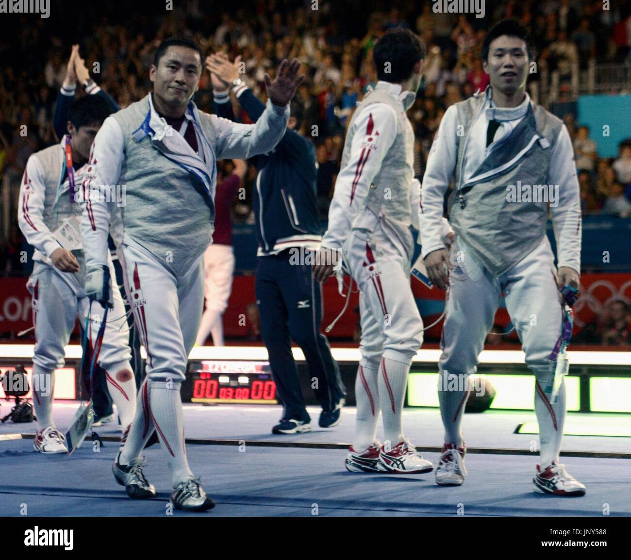 Londres, Grande-Bretagne - Yuki Ota du Japon (avant l) répond aux acclamations de la foule après avoir été battu par l'Italie dans l'escrime fleuret par équipe médaille d'or à l'ExCeL arena au Jeux Olympiques de Londres de 2012 sur le 5 août 2012. Le Japon a perdu de l'Italie 45-39 et terminé avec l'argent. (Kyodo) Banque D'Images