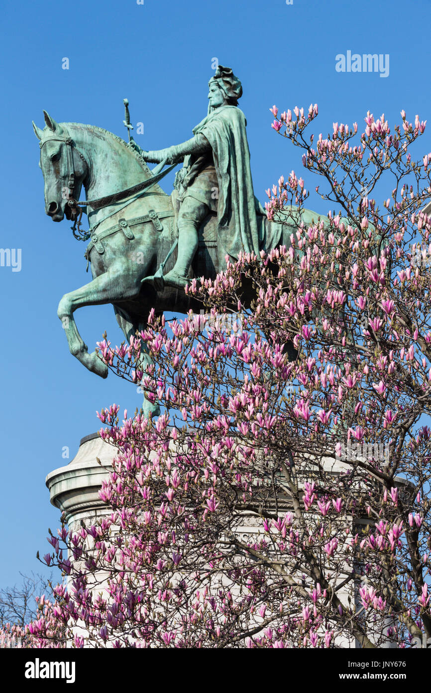 Paris, France - 29 Février 2016 : magnolia en fleurs devant la statue d'Etienne Marcel sur le côté de la rivière de l'Hôtel de Ville de Paris, en France, sur une belle journée de printemps. Banque D'Images