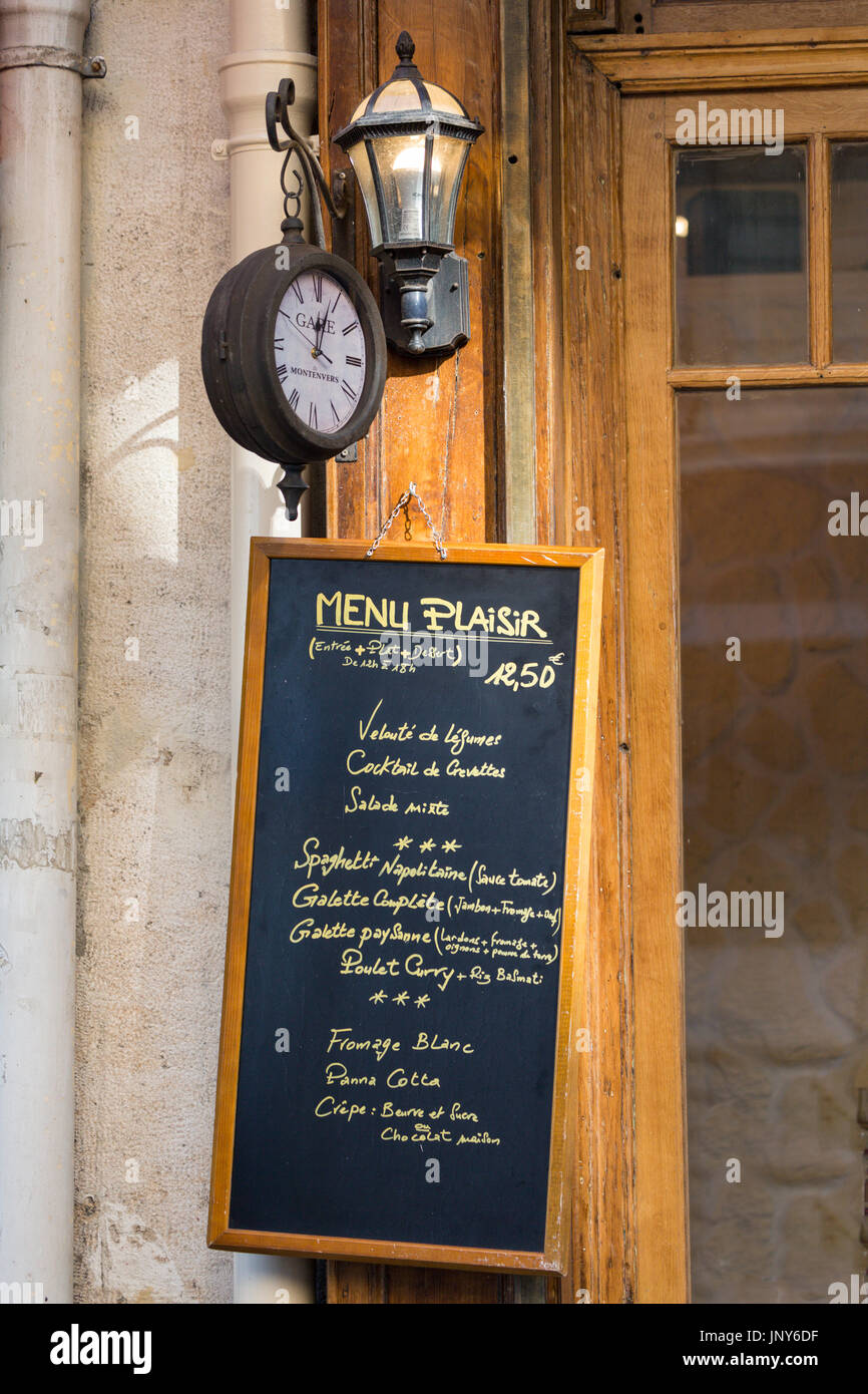 Paris, France - 29 Février 2016 : Réveil, lampe et l'extérieur d'un tableau de menu de restaurant sur la rue Jean de Médicis, l'Ile Saint-Louis, Paris, France. Banque D'Images