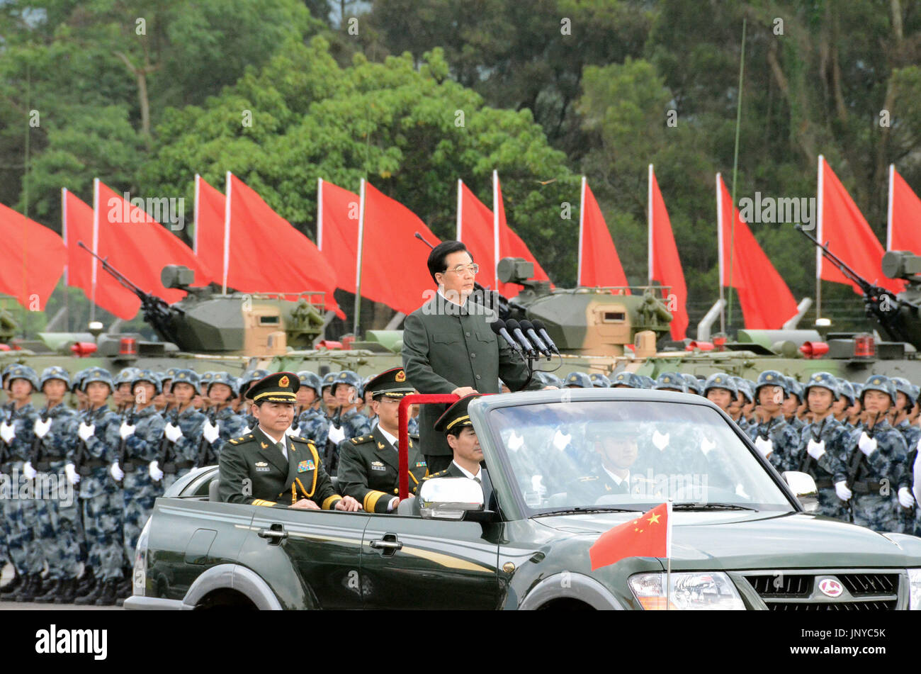 HONG KONG, CHINE - le président chinois Hu Jintao se trouve dans un véhicule à toit ouvert comme il se déplace vers le bas une ligne de l'Armée populaire de libération stationnées à Hong Kong le 29 juin 2012. Hu a commencé une visite de trois jours à Hong Kong pour célébrer le 15e anniversaire de son retour à la Chine et à la présidence de l'assermentation de la nouvelle administration du territoire. (Kyodo) Banque D'Images