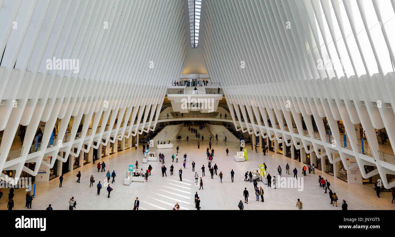 NEW YORK, USA - 8 mai 2017 : World Trade Center Transportation hub intérieur avec les gens à marcher vers le métro Banque D'Images