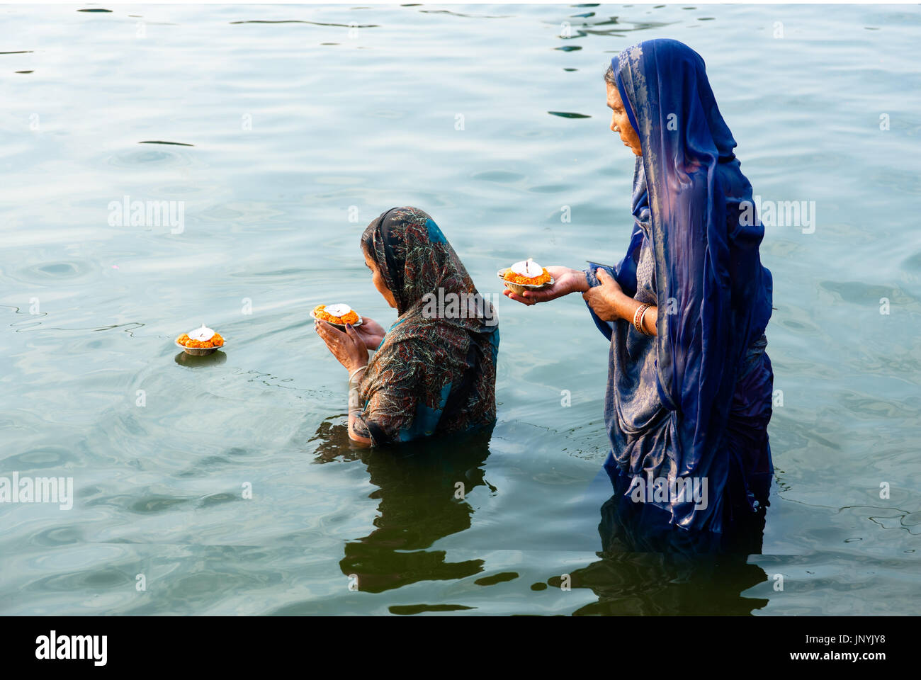 Offering ganges Banque de photographies et d'images à haute résolution -  Alamy