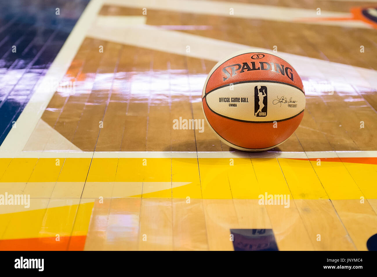 Uncasville, Connecticut, USA. 30 juillet, 2017. Une pause dans l'action au cours de la première moitié du match de basket-ball WNBA entre les Indiana Fever et le Connecticut Sun au Mohegan Sun Arena. Connecticut Indiana défait 89-73. Chris Poss/Alamy Live News Banque D'Images