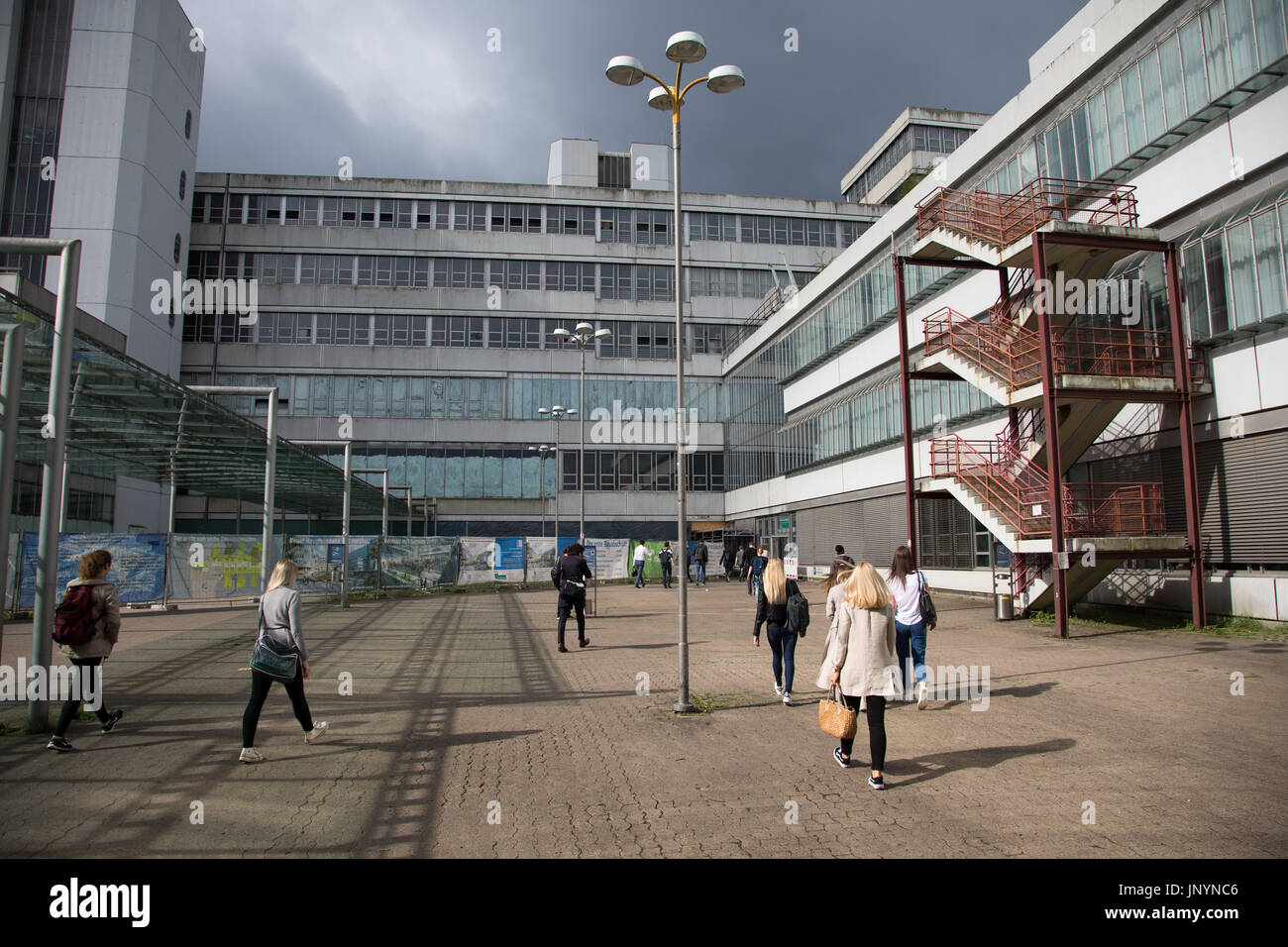 Bielefeld, Allemagne. 28 juillet, 2017. Les étudiants en face de l'entrée à l'un des bâtiments de l'Université de Bielefeld Bielefeld, Allemagne, 28 juillet 2017. Un nouveau projet pilote visant à l'intégration des migrants et des réfugiés dans la main-d'enseignants allemand intitulé Les enseignants Plus Lehrkraefte ("Plus") a été lancé à l'université. Photo : Friso Gentsch/dpa/Alamy Live News Banque D'Images