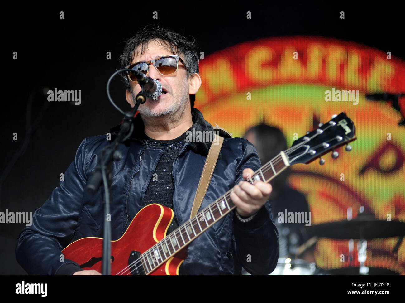 Château de Lulworth, Dorset, Angleterre. 30 juillet 2017. Ian Broudie du groupe de rock anglais The Lightning Seeds joue sur la scène du château à la fin du camp Bestival 2017. © David Partridge / Alamy Live News Banque D'Images