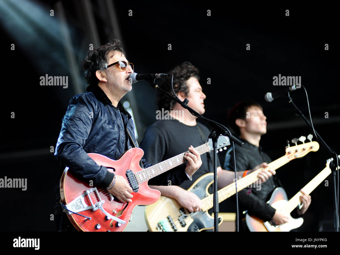 Château de Lulworth, Dorset, Angleterre. 30 juillet 2017. Ian Broudie et groupe de rock anglais The Lightning Seeds effectuer sur la scène du château à la fin du camp Bestival 2017. © David Partridge / Alamy Live News Banque D'Images