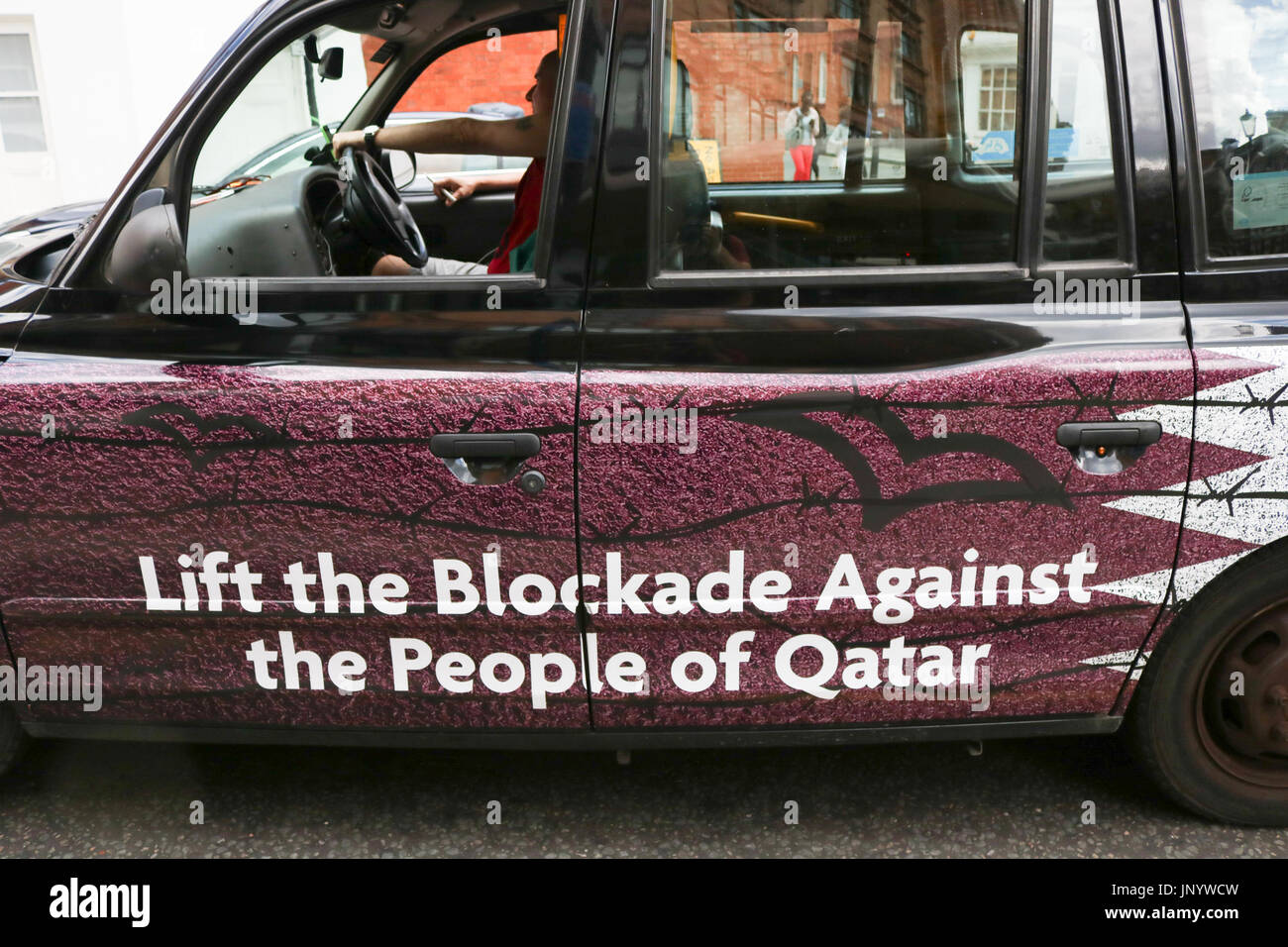 Londres, Royaume-Uni. 31 juillet, 2017. Un taxi de Londres avec livery appelant à la levée du blocus économique contre le peuple du Qatar après les sanctions ont été imposées par les États du Golfe d'Arabie saoudite, Bahreïn, l'Égypte et les Émirats arabes unis, qui ont imposé un blocus économique et de l'air de la mer sur le Qatar depuis le 5 juin, accusant l'huile riche émirat d'appuyer le terrorisme Crédit : amer ghazzal/Alamy Live News Banque D'Images