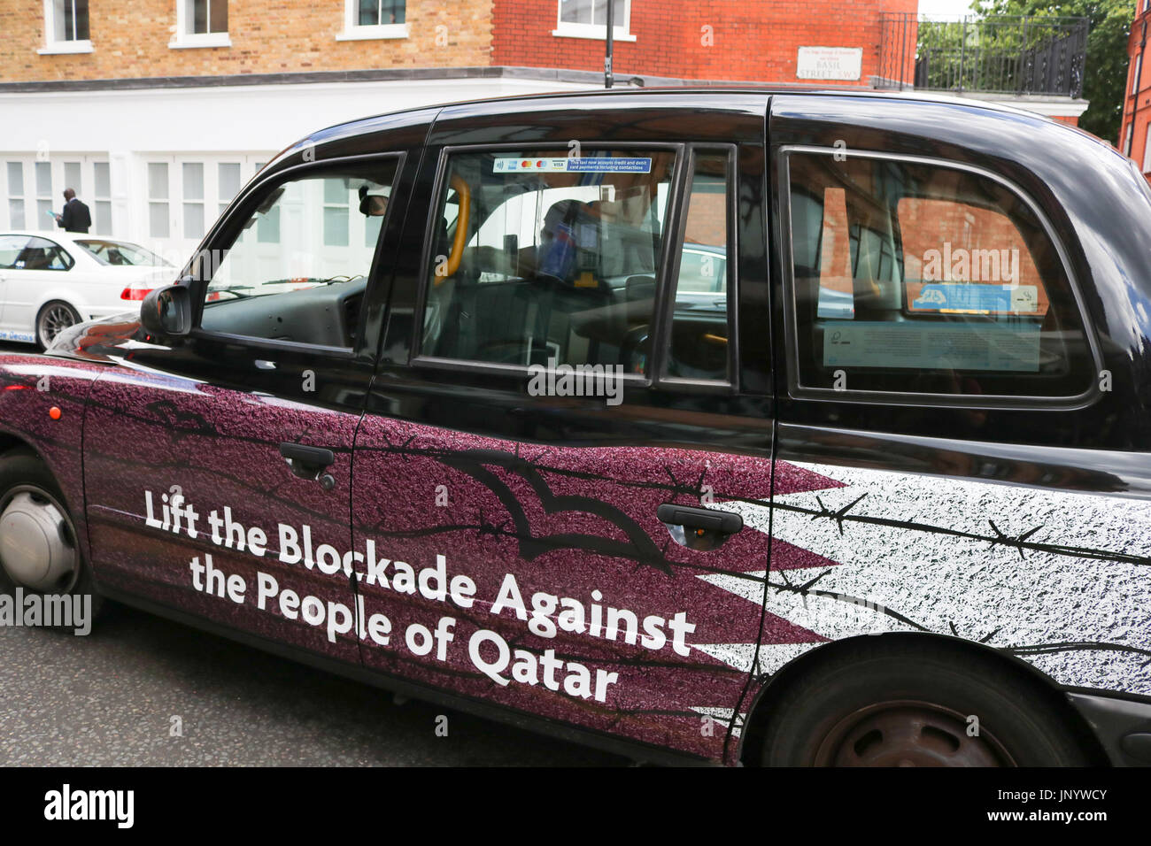 Londres, Royaume-Uni. 31 juillet, 2017. Un taxi de Londres avec livery appelant à la levée du blocus économique contre le peuple du Qatar après les sanctions ont été imposées par les États du Golfe d'Arabie saoudite, Bahreïn, l'Égypte et les Émirats arabes unis, qui ont imposé un blocus économique et de l'air de la mer sur le Qatar depuis le 5 juin, accusant l'huile riche émirat d'appuyer le terrorisme Crédit : amer ghazzal/Alamy Live News Banque D'Images