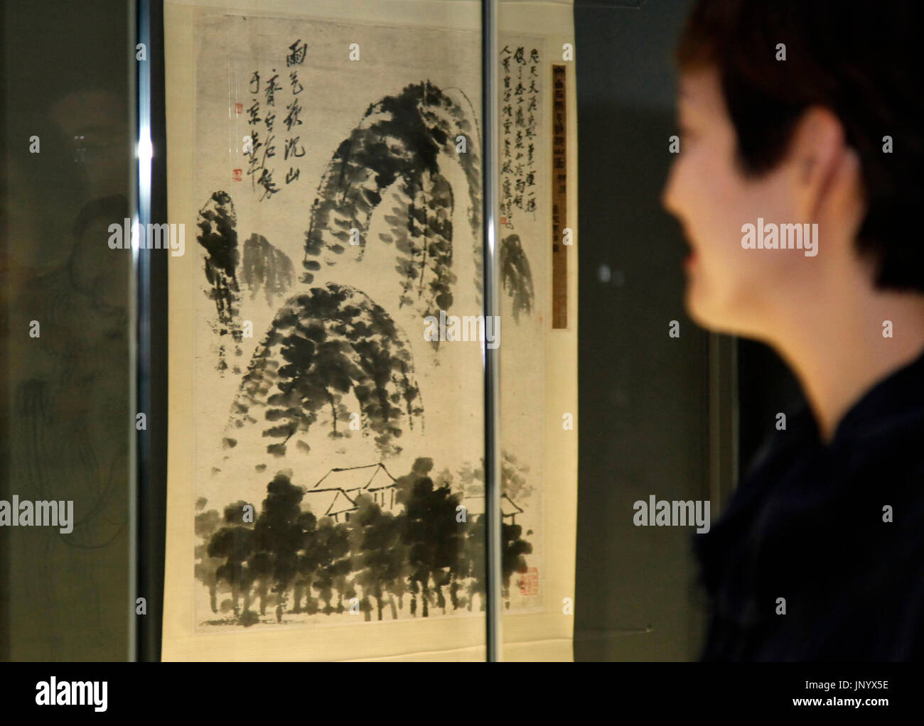 Séoul, Corée du Sud. 31 juillet, 2017. Un visiteur regarde les œuvres de l'artiste chinois Qi Baishi lors d'une exposition à Séoul, Corée du Sud, le 31 juillet 2017. Les œuvres de Qi Baishi, qui sont recueillies par le Hunan Provincial Museum, sont exposées à Séoul pour la première fois. Cet établissement de crédit : Yao/Xinhua/Alamy Live News Banque D'Images
