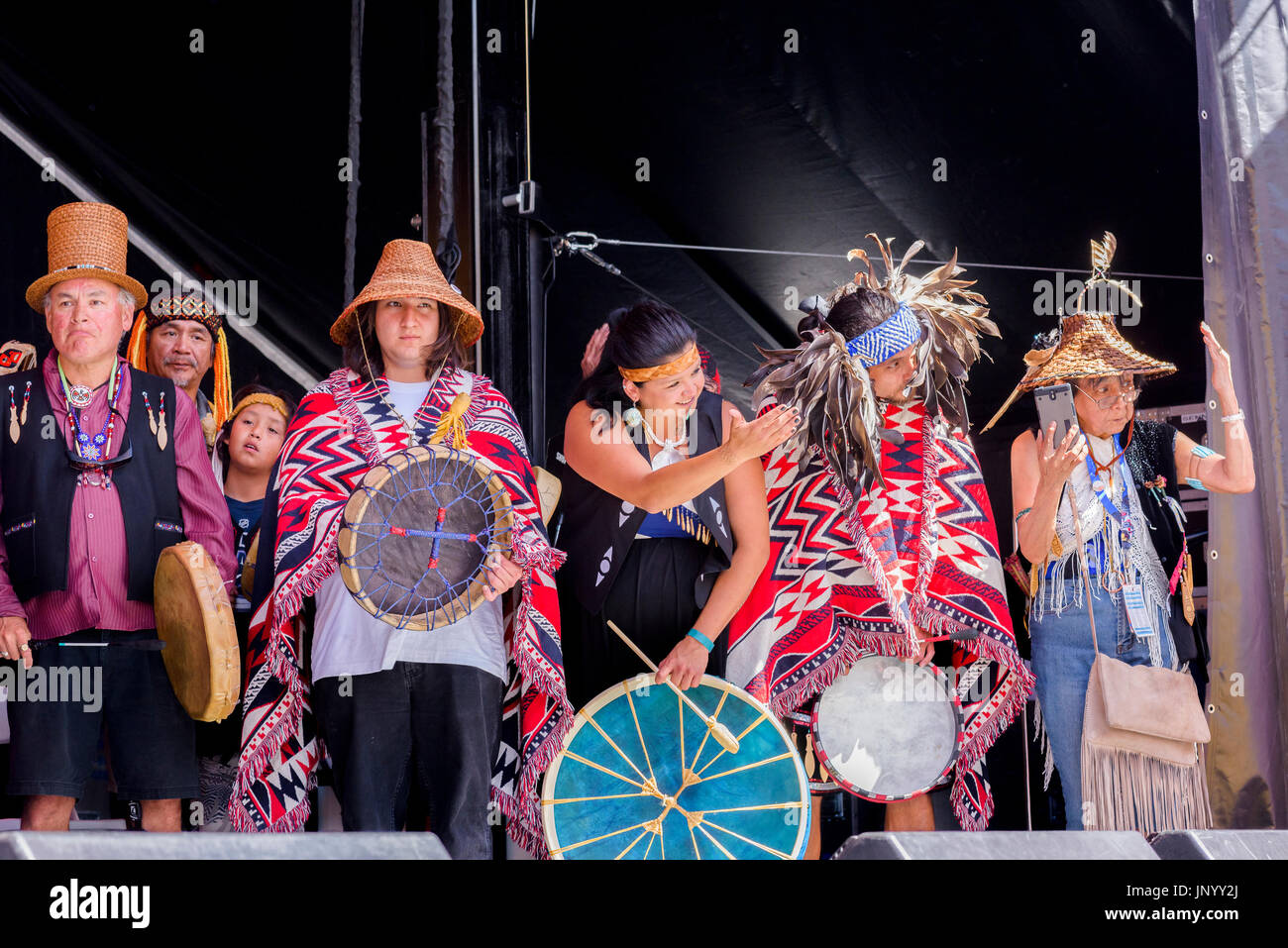 Vancouver, Canada. Juil 30, 2017. Cérémonie de clôture au Festival, le tambour est l'appel, le Canada 150 cas, Larwill Park, Vancouver, Colombie-Britannique, Canada. Crédit : Michael Wheatley/Alamy Live News Banque D'Images