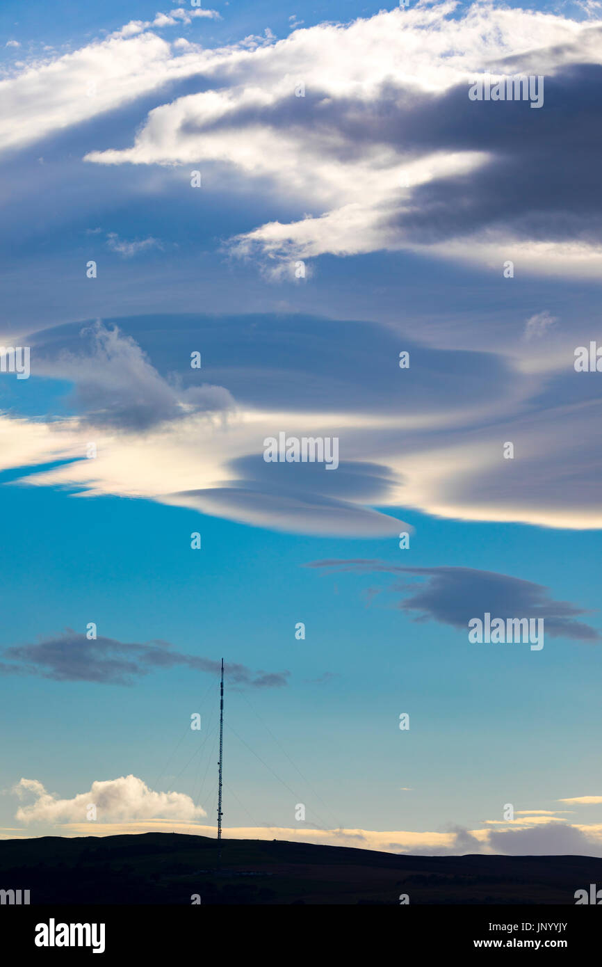 Nuages étrange connue sous le nom de nuages lenticulaires apparaissant sur le Moel-y-parc sur le mât Gamme Clwydian Hills, au Pays de Galles Banque D'Images