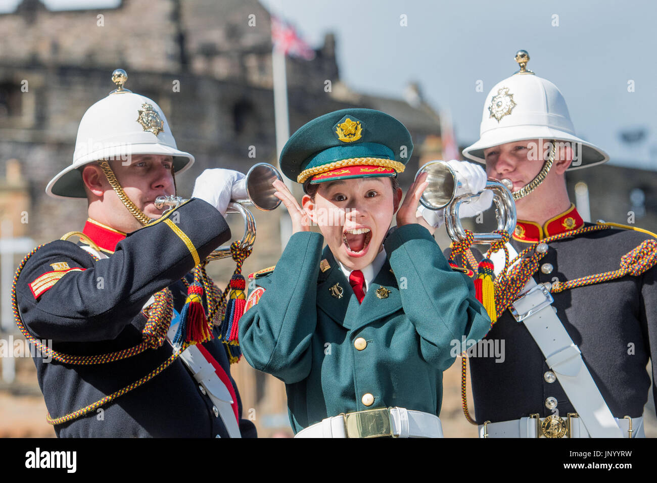 Edinburgh, Royaume-Uni. Jul 31, 2017. Le sergent Ayami Nakama force de défense japonais band, le Sergent Nathan Crossley et Jason Morris de la Royal Marine Band Le Royal Edinburgh Military Tattoo révèle une série d'actes à célébrer cette année, l'éclaboussure de l'Ecosse - Tartan extravaganza août revient avec un line up stellaire des meilleurs interprètes militaires Le Royal Edinburgh Military Tattoo en honneur, dévoilant une excellente gamme de numéros de descendre sur la capitale de l'Écosse pour le 2017 Afficher aujourd'hui (lundi 31 juillet). Crédit : IAN GEORGESON/Alamy Live News Banque D'Images