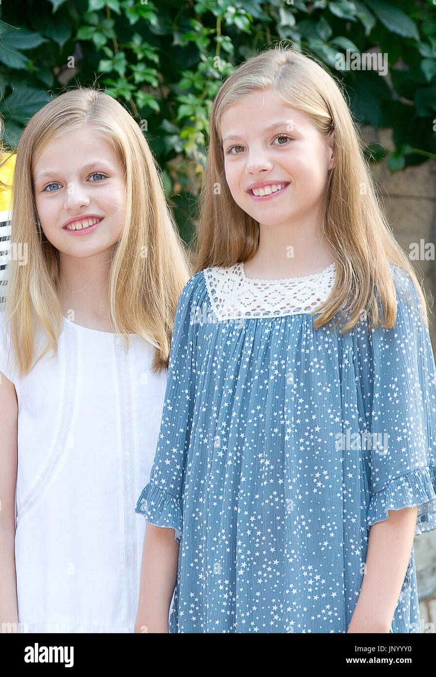 Palma de Mallorca, Espagne. 31 juillet, 2017. Leonora et Princess Princess Sofia d'Espagne au palais de Marivent sur Majorque, le 31 août 2017, qui pose pour les médias au cours de l'été holliday Photo : Albert Nieboer/Pays-Bas/Point de vue - pas de câble · SERVICE Photo : Albert Nieboer/RoyalPress/dpa/Alamy Live News Banque D'Images