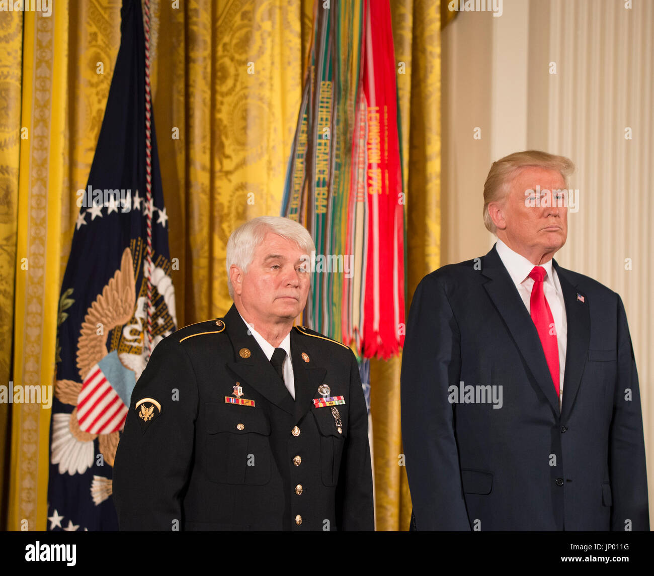 Washington DC, 31 juillet 2017, USA : Le président Donald J. Trump awards la première médaille de médaille d'honneur à sa présidence à l'infirmier de l'armée ex-McCoughan James pour son service durant la guerre du Viet Nam, lors d'une cérémonie à la Maison Blanche à Washington DC. Patsy Lynch/MediaPunch Banque D'Images