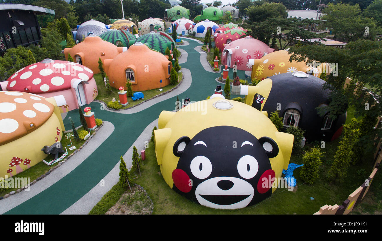 Kumamoto, Japon. 31 juillet, 2017. Vue aérienne de parasismique coupole abrite dans Aso les terres agricoles, la préfecture de Kumamoto, Japon, Juillet 31, 2017. Les bâtiments que l'évacuation des abris pour les victimes du tremblement de Kumamoto. (Photo : Richard Atrero de Guzman/AFLO) Credit : AFLO Co.,Ltd/Alamy Live News Banque D'Images