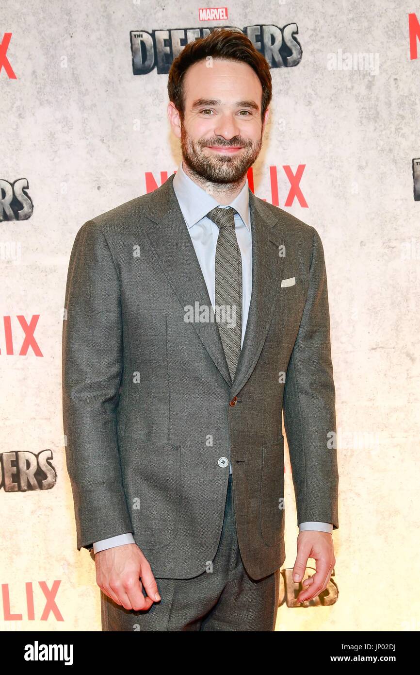 New York, NY, USA. 31 juillet, 2017. Charlie Cox à Netflix pour des arrivées pour l'achat de Marvel, les défenseurs du CCMB Tribeca Performing Arts Center, New York, NY Le 31 juillet 2017. Crédit : Jason Mendez/Everett Collection/Alamy Live News Banque D'Images