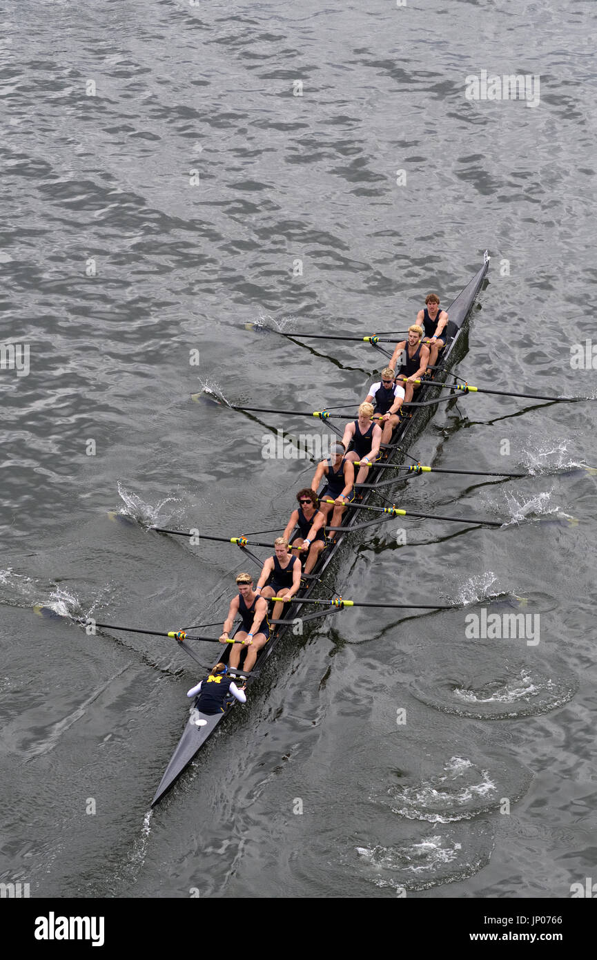 Les membres d'une équipe collégiale sous ligne Mansion Fraise pont pendant la concurrence sur le papa annuel Vail Regatta sur la rivière Schuylkill dans l'Fairmo Banque D'Images