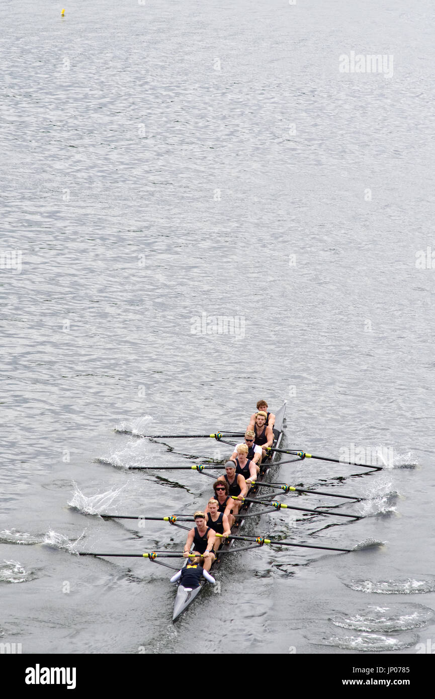 Les membres d'une équipe collégiale sous ligne Mansion Fraise pont pendant la concurrence sur le papa annuel Vail Regatta sur la rivière Schuylkill dans l'Fairmo Banque D'Images