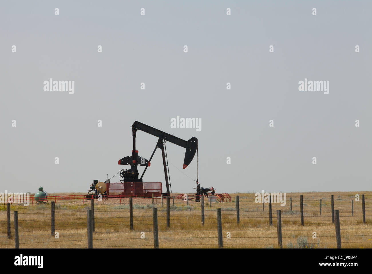 Plate-forme pétrolière en Alberta, Canada sur le terrain. Pompe à huile dans la prairie. Banque D'Images