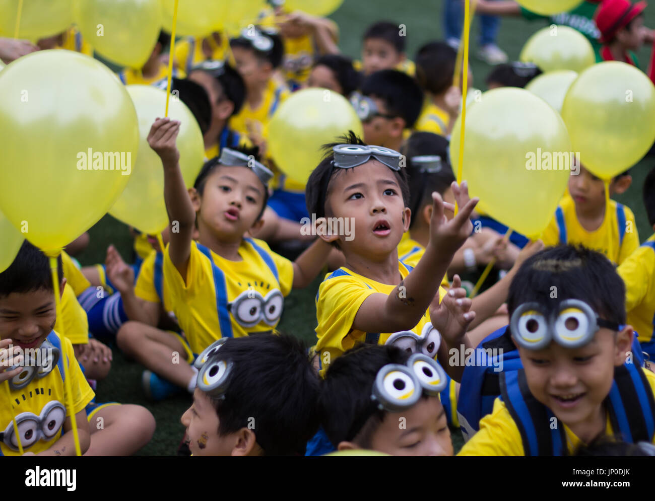 Bangkok, Thaïlande - décembre, 23:garçons asiatiques porter des costumes et de l'animation nocturne à Saint Gabriel College à Noël 2015 Banque D'Images