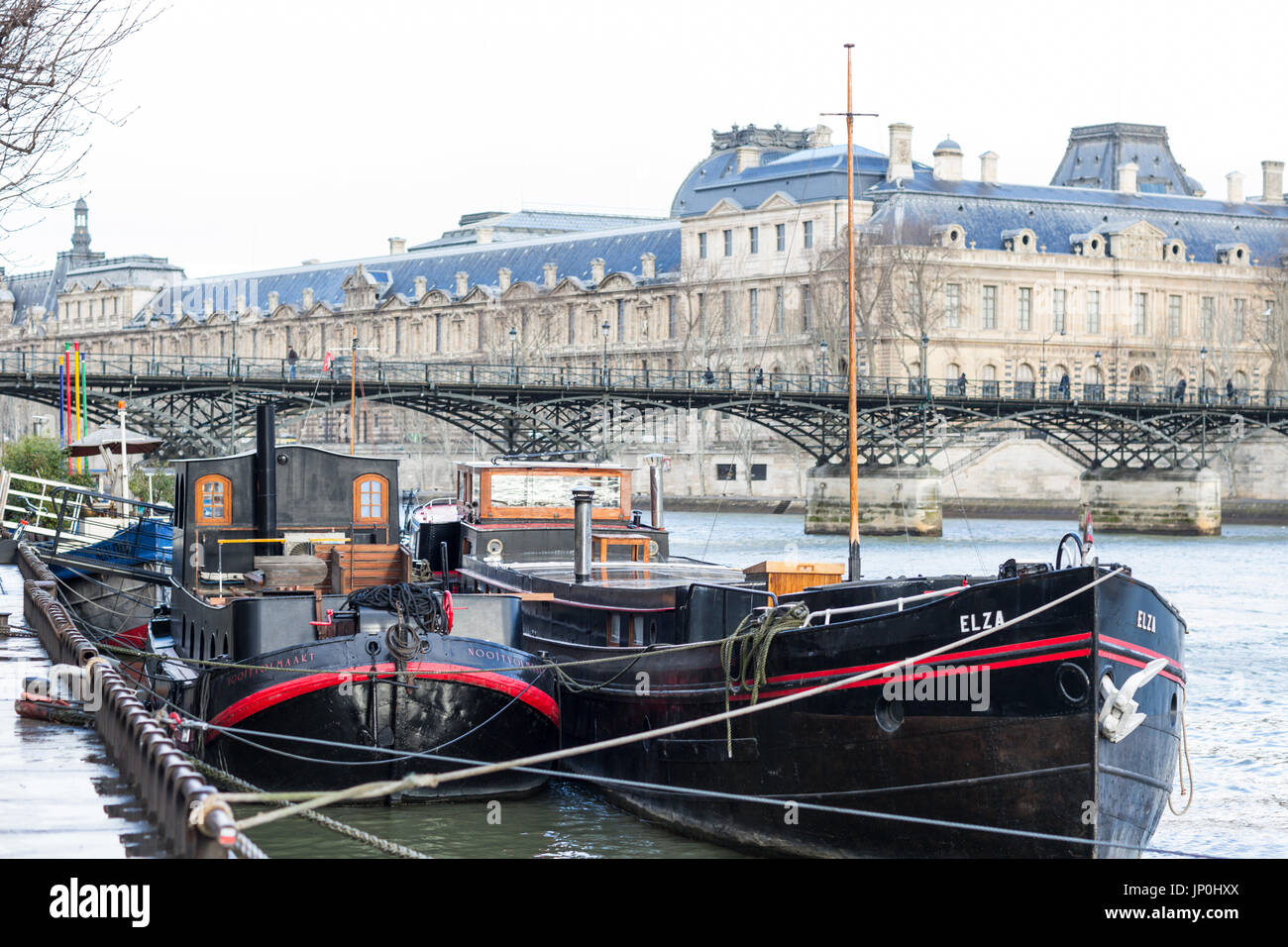 Paris, France - 2 mars 2016 : les bateaux, Pont des Arts et le Louvre à l'arrière-plan. Banque D'Images