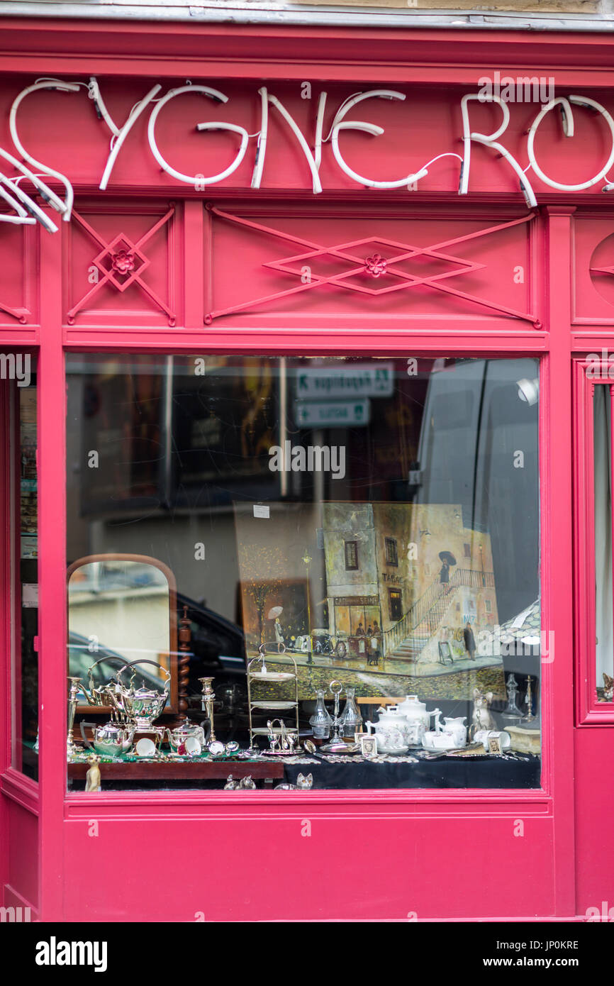 Paris, France - 2 mars 2016 : Boutique d'antiquités, sur la rue Saint Paul dans le Marais, Paris. Banque D'Images