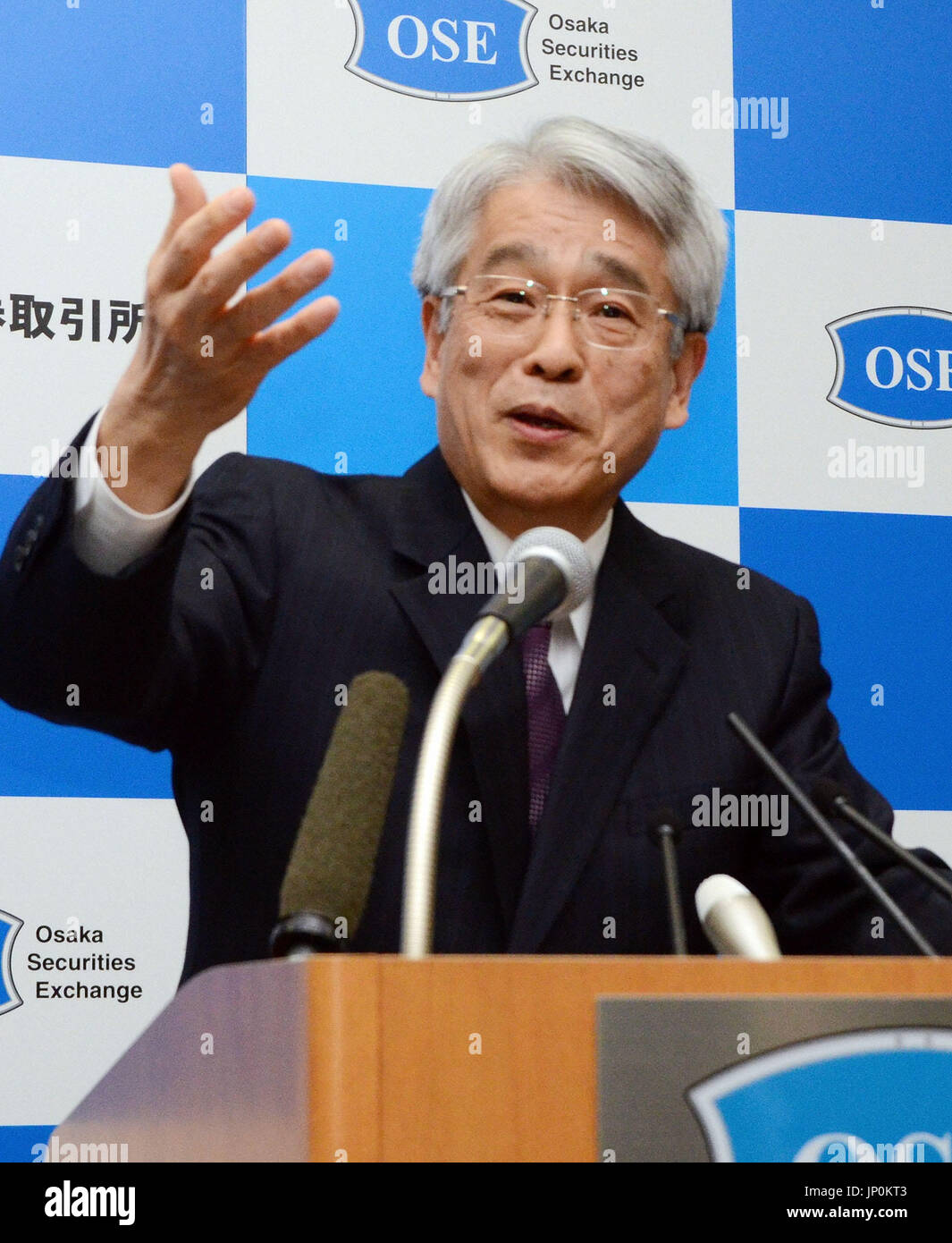 OSAKA, JAPON - Michio Yoneda, président de l'Osaka Securities Exchange Co., tient une conférence de presse à Osaka le 20 novembre 2012. Actionnaires de Tokyo Stock Exchange Group Inc. et Osaka Securities Exchange Co. a approuvé le même jour, la fusion des bourses le 1 er janvier et la fondation de Japan Exchange Group Inc., société de portefeuille pour les deux marchés. (Kyodo) Banque D'Images