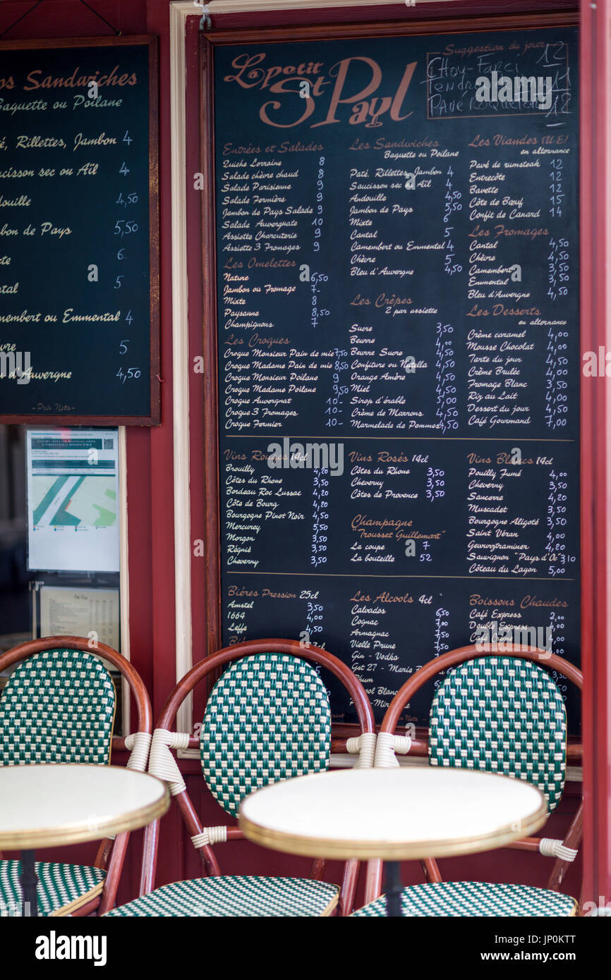 Paris, France - 2 mars 2016 : menu de sélection et une table et des chaises à l'extérieur du Petit Saint Paul bistro sur la rue Saint Paul dans le Marais, Paris. Banque D'Images