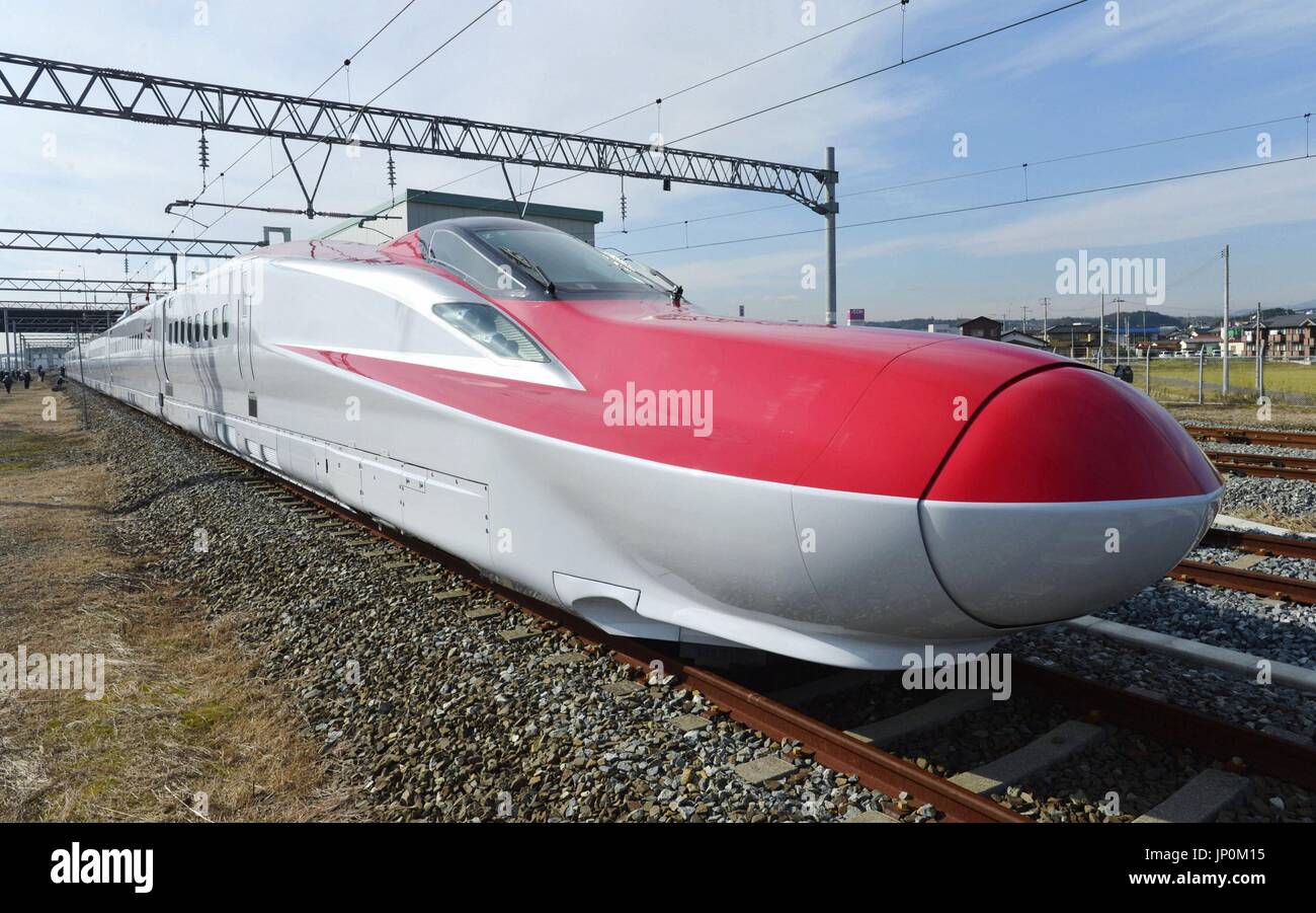 RIFU, Japon - Photo prise le 22 novembre 2012, montre la East Japan Railway Company (JR East) E6 series bullet train, appelée Super Komachi, qui a été dévoilé à la presse le même jour à une gare de triage à Rifu, préfecture de Miyagi. L'E6 sera inauguré sur le service Tokyo-Akita en mars 2013 avec une vitesse de 300 kilomètres par heure, en reliant les deux villes en 3 heures et 45 minutes sur le service le plus rapide. (Kyodo) Banque D'Images