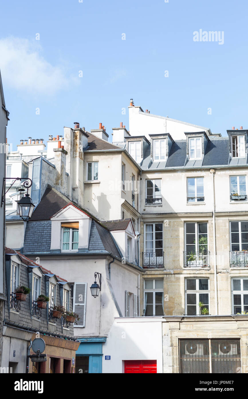 Paris, France - 2 mars 2016 : les vieux immeubles sur rue du Petit Musc dans le Marais, Paris avec portes et fenêtres colorées Banque D'Images