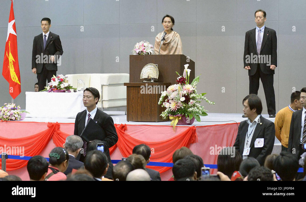 TOKYO, JAPON - Myanmar le dirigeant de l'opposition Aung San Suu Kyi (sur le podium) assiste à une réunion de militants de la démocratie au Myanmar de Tokyo, Shibuya le 13 avril 2013. Elle est arrivée au Japon plus tôt dans la journée pour une visite d'une semaine, sa première au pays en 27 ans. (Kyodo) Banque D'Images