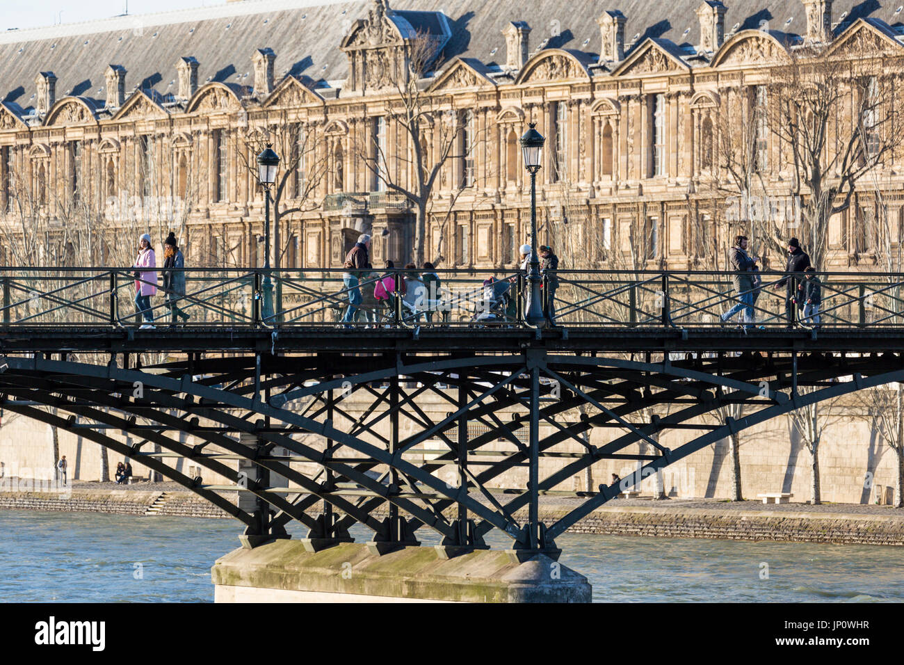 Paris, France - 3 mars 2016 : le Pont des Arts et le Louvre avec les gens sur la passerelle, Paris, France Banque D'Images