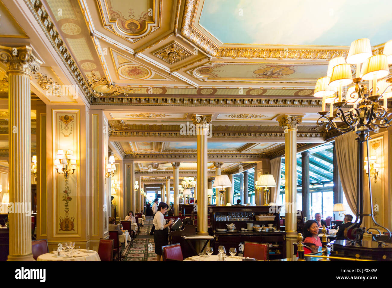 Paris, France - 6 mai 2016 : Intérieur de la CAFE de la paix, à proximité de l'Opéra Garnier à Paris Banque D'Images