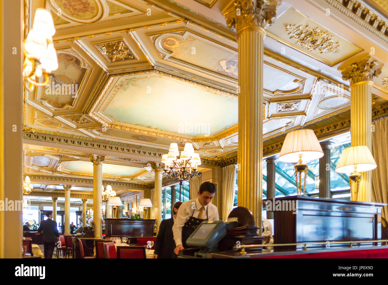 Paris, France - 6 mai 2016 : Intérieur de la CAFE de la paix, à proximité de l'Opéra Garnier à Paris Banque D'Images