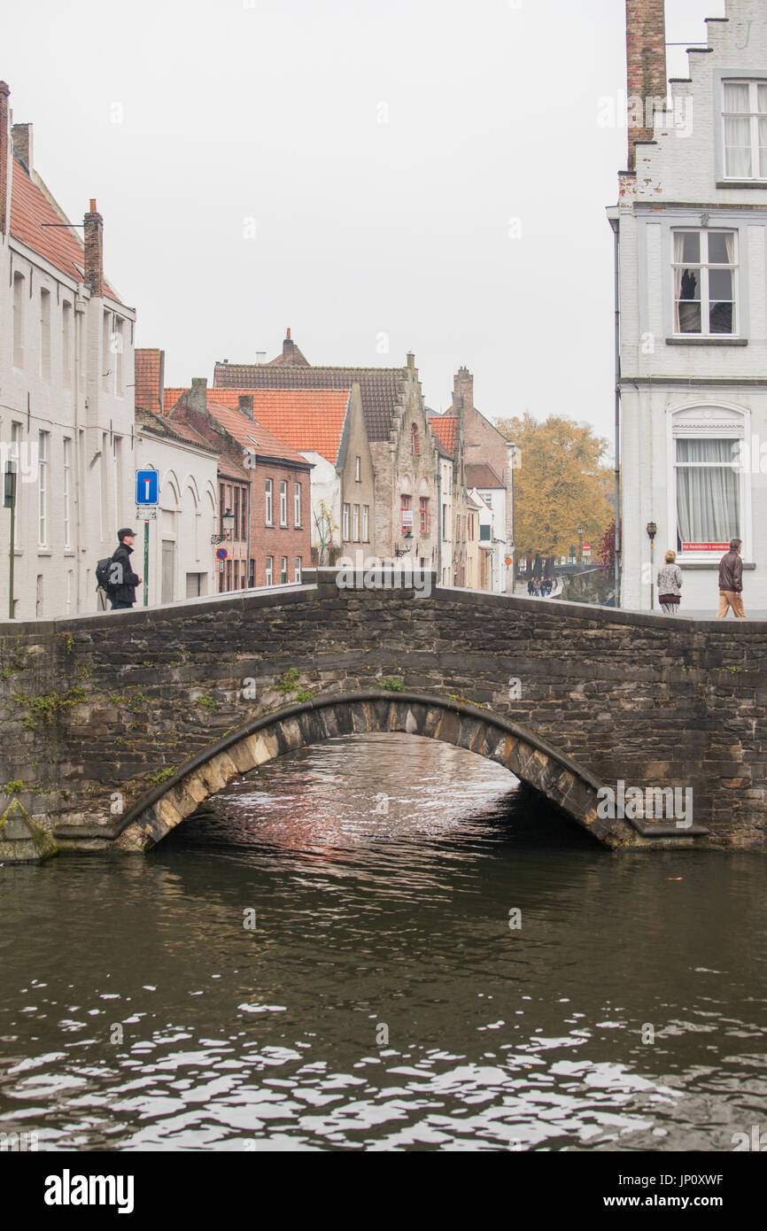 Bruges, Belgique - 31 octobre 2010 : les piétons et Pont sur canal de Bruges. Banque D'Images