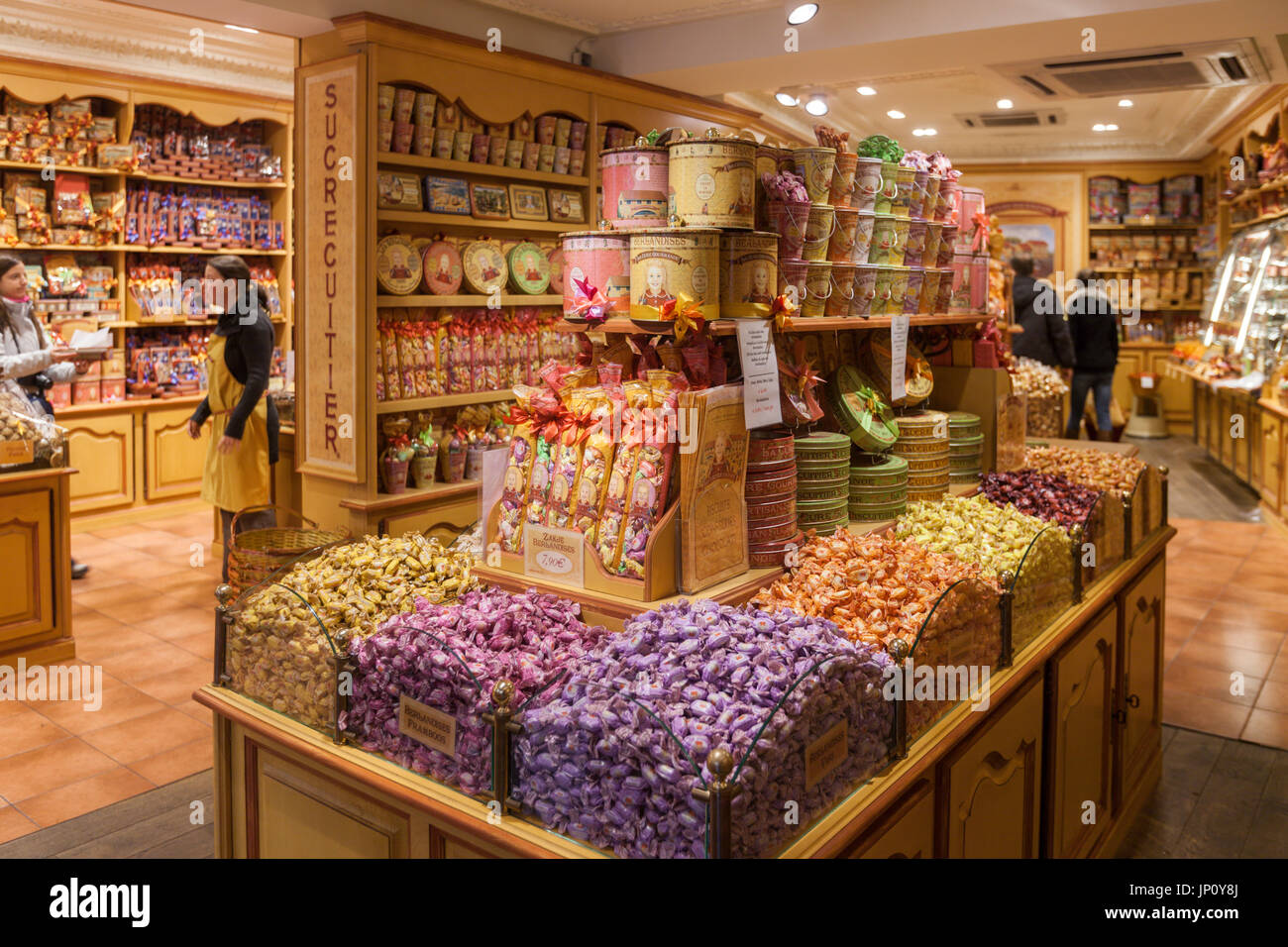 Bruges, Belgique - 31 octobre 2010 : l'intérieur de chocolat et de biscuit shop à Bruges, Belgique Banque D'Images